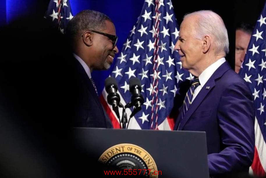 本年5月，NAACP主席德里克·约翰逊与拜登会面（图自好意思媒）